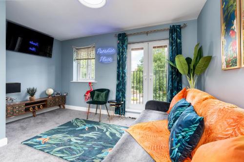 a living room with blue walls and a couch at Doncaster Lakeside Paradise Place in Doncaster