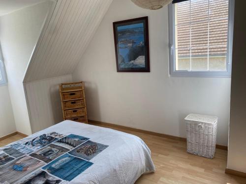 une chambre avec un lit et une fenêtre dans l'établissement Domaine de la coqueraine, à Ouistreham