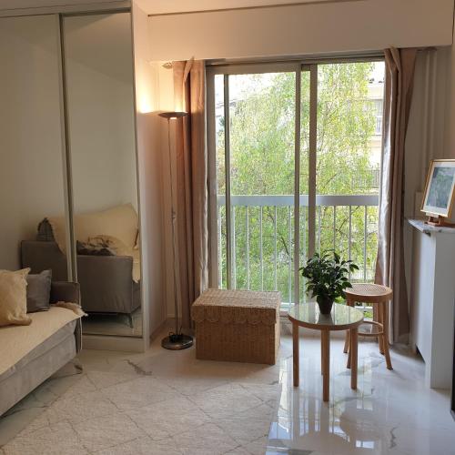 d'un salon avec une grande porte coulissante en verre. dans l'établissement Studio Eiffel Tower Trocadero, à Paris