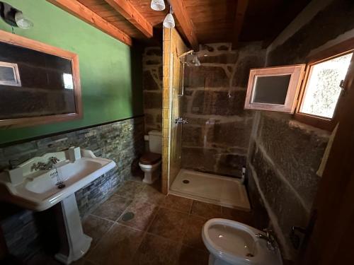 Koupelna v ubytování CASA Guimarás 2