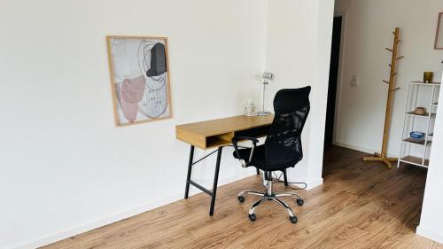 an office with a desk and a chair in a room at Große COZY 3-Zi-Whg mit Balkon Nähe Europa Park und Rulantica in Lahr