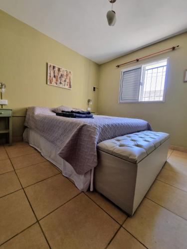 a bedroom with a bed and a window at Apartamento Catamarca in San Fernando del Valle de Catamarca