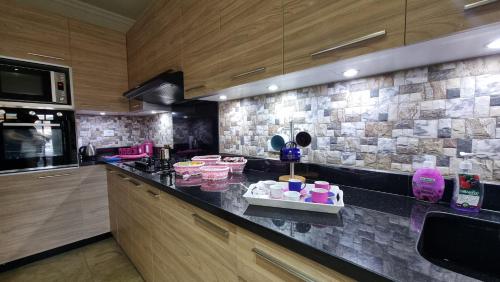 ザーレにあるApartment in Zahle - Breathtaking Viewのピンクのカップケーキが置かれたカウンターのあるキッチン
