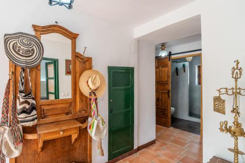 una camera con porta verde e specchio di Cerro de la Cruz, increíbles vistas en el centro de Andalucía a Priego de Córdoba