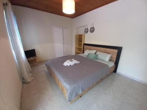 a bedroom with a large bed in a room at Jenny's home in Akrogiali
