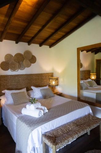 a bedroom with two beds with towels on them at Pousada Vila do Mar in Caraíva