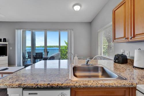 Η κουζίνα ή μικρή κουζίνα στο Bayview Oceanside Condo with Pool and Private Balcony