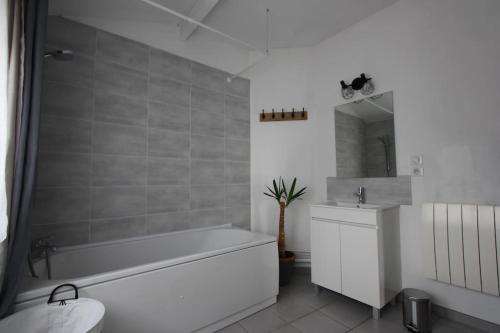 une salle de bain avec une baignoire, des toilettes et un lavabo dans l'établissement La Maison du Pont, à Vred