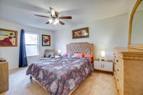 Pet-Friendly Apollo Home with Furnished Deck!にあるベッド