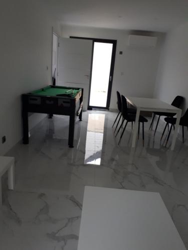 un salon avec une table de billard et des chaises dans l'établissement Ali, à Savigny-le-Temple