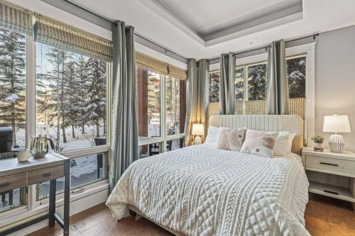 Ένα ή περισσότερα κρεβάτια σε δωμάτιο στο L109 Canmore World Class Solara Resort - Hot tub, Pool, Gym, AirCon, Free Parking & Netflix