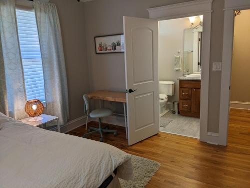 Ένα ή περισσότερα κρεβάτια σε δωμάτιο στο Casa Rosa - 2br West End Bungalow