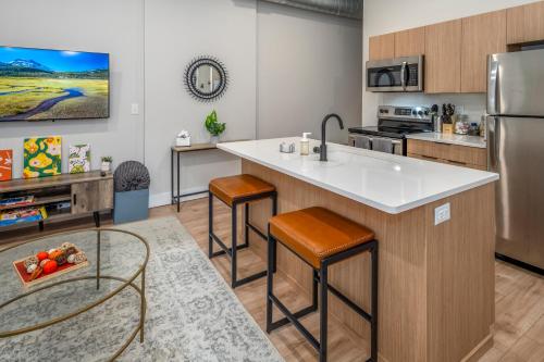 Η κουζίνα ή μικρή κουζίνα στο Prime OTR, 3 Lux Queen Beds, Two 55in TVs, Steps to TQL, Findlay Market, Light Rail, Fast Wifi