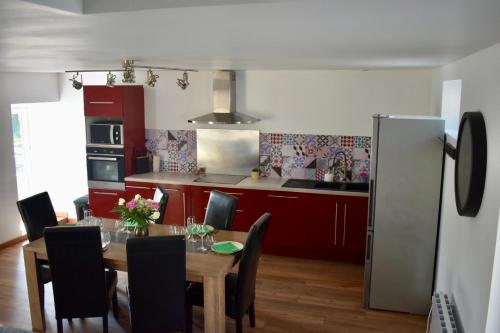 une cuisine et une salle à manger avec une table et des chaises dans l'établissement Au cœur du marais,Le léonin, à Saint-André-de-Bohon