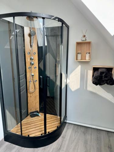 - une douche en verre dans l'angle de la chambre dans l'établissement Au cœur du marais,Le léonin, à Saint-André-de-Bohon