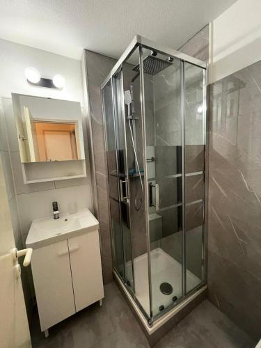 une salle de bain avec une douche en verre et un lavabo dans l'établissement Le Domaine du Golf de Pinsolle - maeva Home - Appartement 2 pièces 4 personnes - Prestige MAE-6651, à Soustons