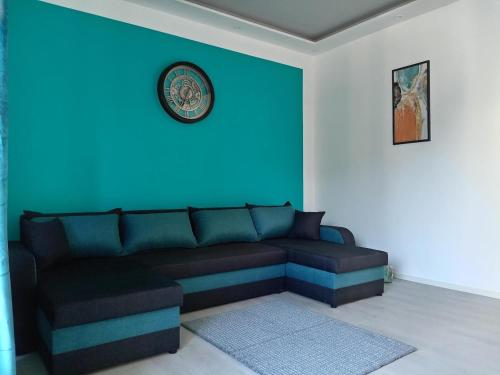 Una sala de estar con un sofá y una pared azul. en Villa Verdi, en Biograd na Moru