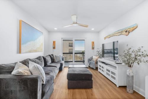 Χώρος καθιστικού στο Sea Cabin Ocean View Unit 225