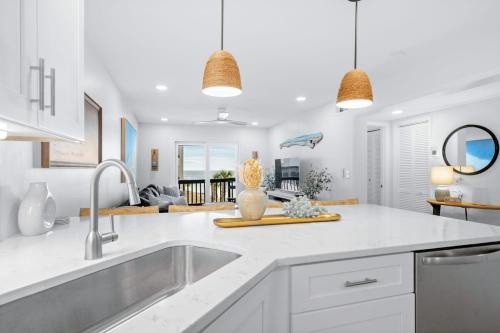 una cucina con un lavello e un piano di lavoro di Sea Cabin Ocean View Unit 225 a Myrtle Beach