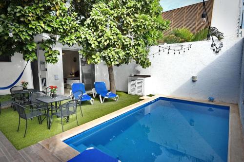 a backyard with a swimming pool and a table and chairs at 5 Bdr-ensuite Bathrooms-private Pool-golf-comfort in Cancún