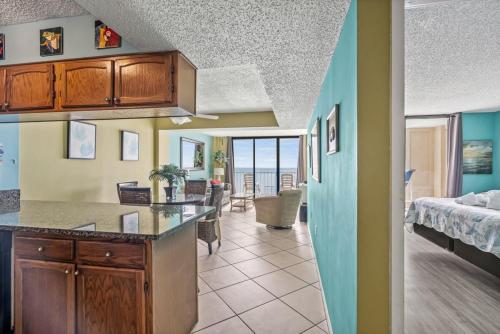 Crescent Sands Oceanfront Unit E6にあるベッド