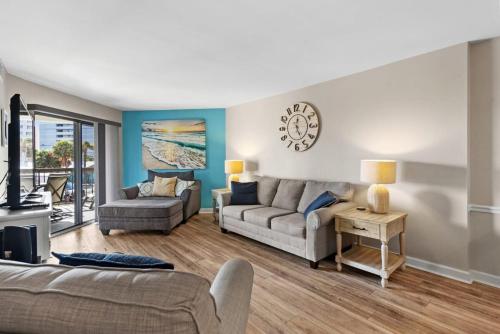 マートルビーチにあるCarol Bay Serene Ocean View Unit 202のソファとテーブルのあるリビングルーム