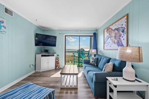 Μια τηλεόραση ή/και κέντρο ψυχαγωγίας στο Chateau By the Sea Oceanfront Unit H2