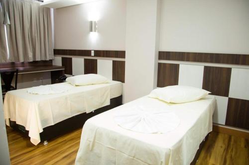 Ένα ή περισσότερα κρεβάτια σε δωμάτιο στο Hotel Maestro Executive Toledo