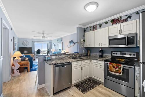 Η κουζίνα ή μικρή κουζίνα στο Chateau By the Sea Cozy Oceanfront Unit B3