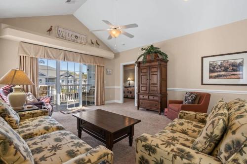 Χώρος καθιστικού στο Tupelo Bay Golf Villa Serene Unit 1211