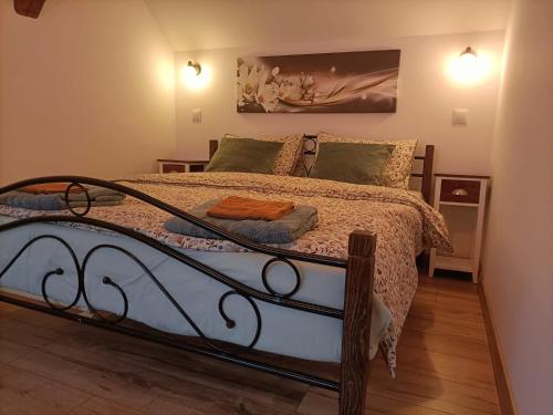 a bedroom with a bed and a painting on the wall at Apartamenty w Stodole in Krościenko