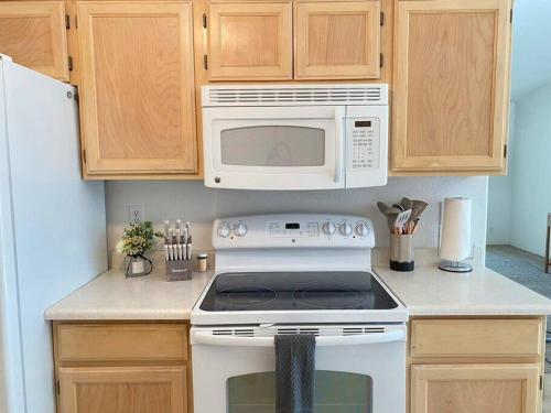 a kitchen with a white stove and a microwave at Hot Tub! King Bed-firepitt-near Airport& Freeway in Medford