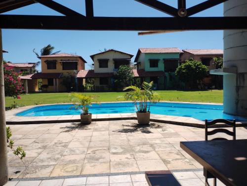 a swimming pool in a yard with houses at Apartamento kite surfe Cumbuco Tabuba in Caucaia