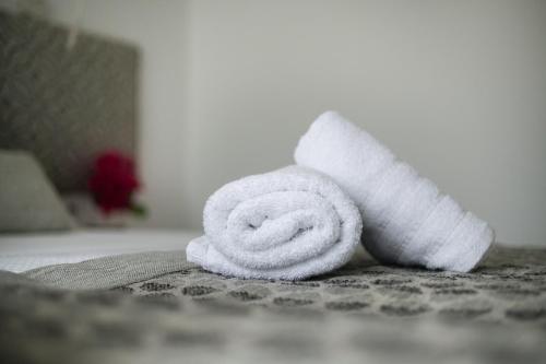 Cama ou camas em um quarto em Aurora - Rooms & Suites - Spetses