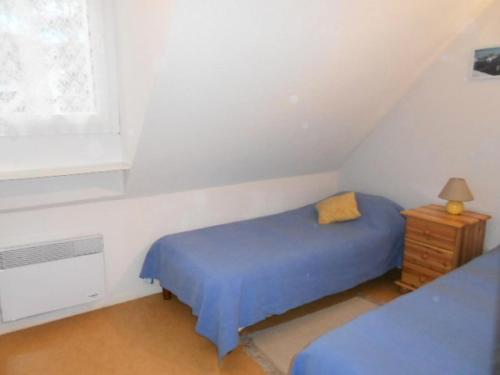 une petite chambre avec deux lits et une fenêtre dans l'établissement Résidence Pic De Lia - Appartement 6 personnes au centre du village MAE-6164, à Cadeilhan-Trachère