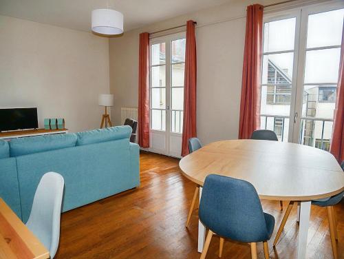 un salon avec un canapé bleu et une table dans l'établissement Élégant 60m2 lumineux en hypercentre de Blois, à Blois