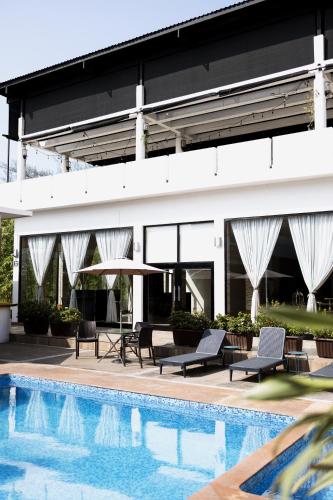 Der Swimmingpool an oder in der Nähe von Hotel Tres Soles