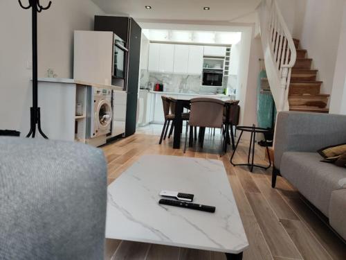 un salon avec un canapé et une table dans l'établissement Hypercentre Trouville top maison 2 à 6 personnes, à Trouville-sur-Mer