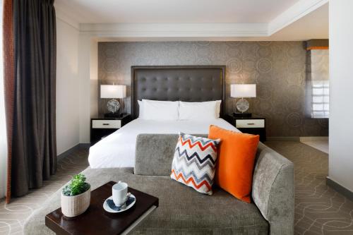 Voodi või voodid majutusasutuse Colcord Hotel Oklahoma City, Curio Collection by Hilton toas
