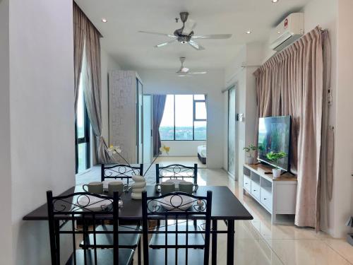 Televisyen dan/atau pusat hiburan di Hush Inn at ITCC Manhattan Suites