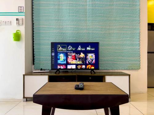 Televisyen dan/atau pusat hiburan di Hush Inn at ITCC Manhattan Suites