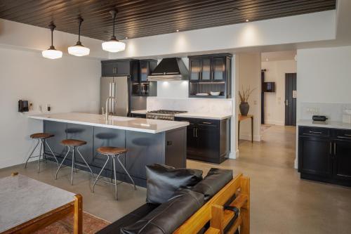 a living room with a couch and a kitchen at Hotel San Buena in Ventura