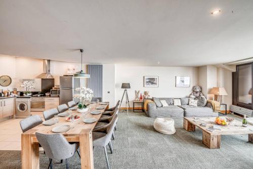 un grand salon avec une table et un canapé dans l'établissement Résidence Palafour - Appartements «Palafour Lodges» MAE-0144, à Tignes