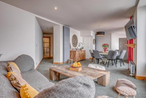 un salon avec un canapé et une table dans l'établissement Résidence Palafour - Appartements « Palafour Lodges» MAE-0154, à Tignes