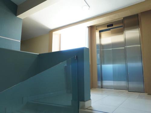 a elevator with a glass door in a building at Hotel Real de La Barca in La Barca