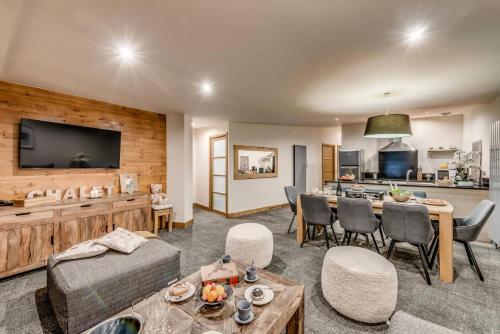 un salon avec un canapé et une table dans l'établissement Résidence Palafour - Appartements «Palafour Lodges» MAE-0164, à Tignes