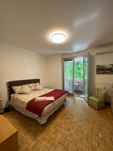 Un dormitorio con una cama y una silla y una ventana. en AURORA GARGEN IN CENTRO, en Trieste