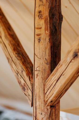 a close up of a wooden beam of a tent at JÓZEFÓWKA Stara Stodoła in Zagórze