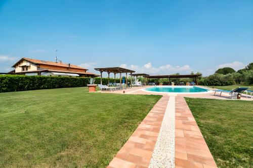 a swimming pool in the middle of a yard at Agriturismo Il Giglio di Sant' Antonio in Montemassi
