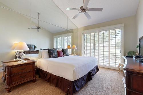 Ένα ή περισσότερα κρεβάτια σε δωμάτιο στο Shoal Creek Manor Permit# 65270